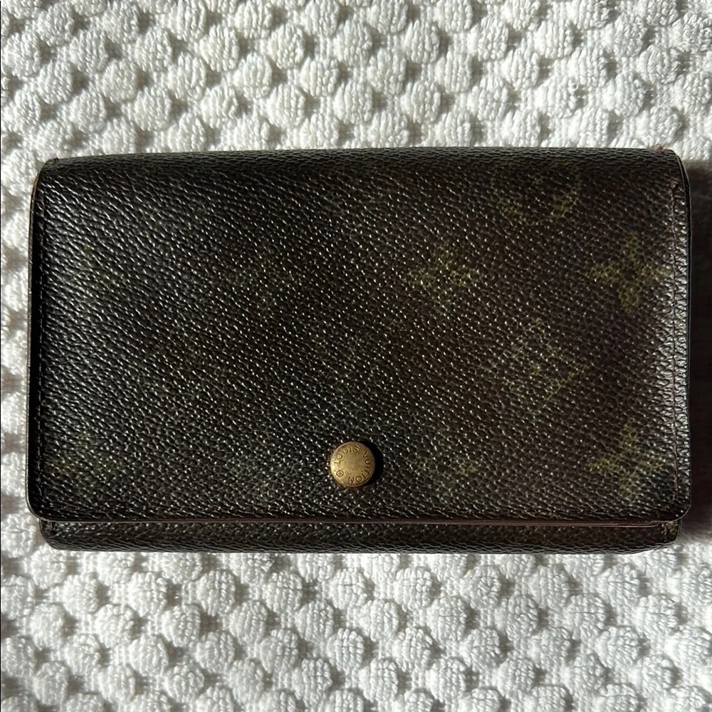 Louis Vuitton Brown and Gold Wallet - Picture 2 of 15